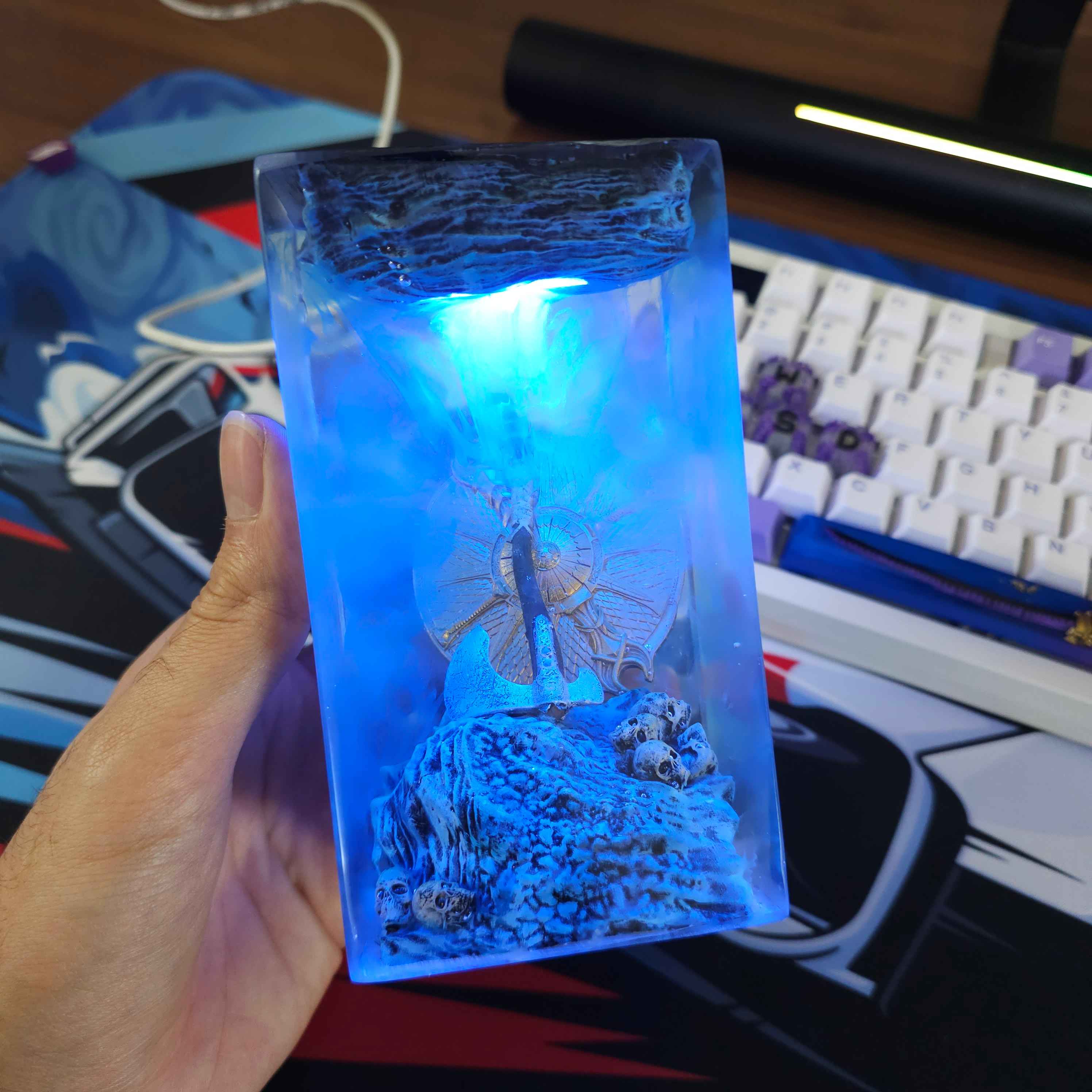 چراغ رزینی کریتوس با تبر و شیلد God of war