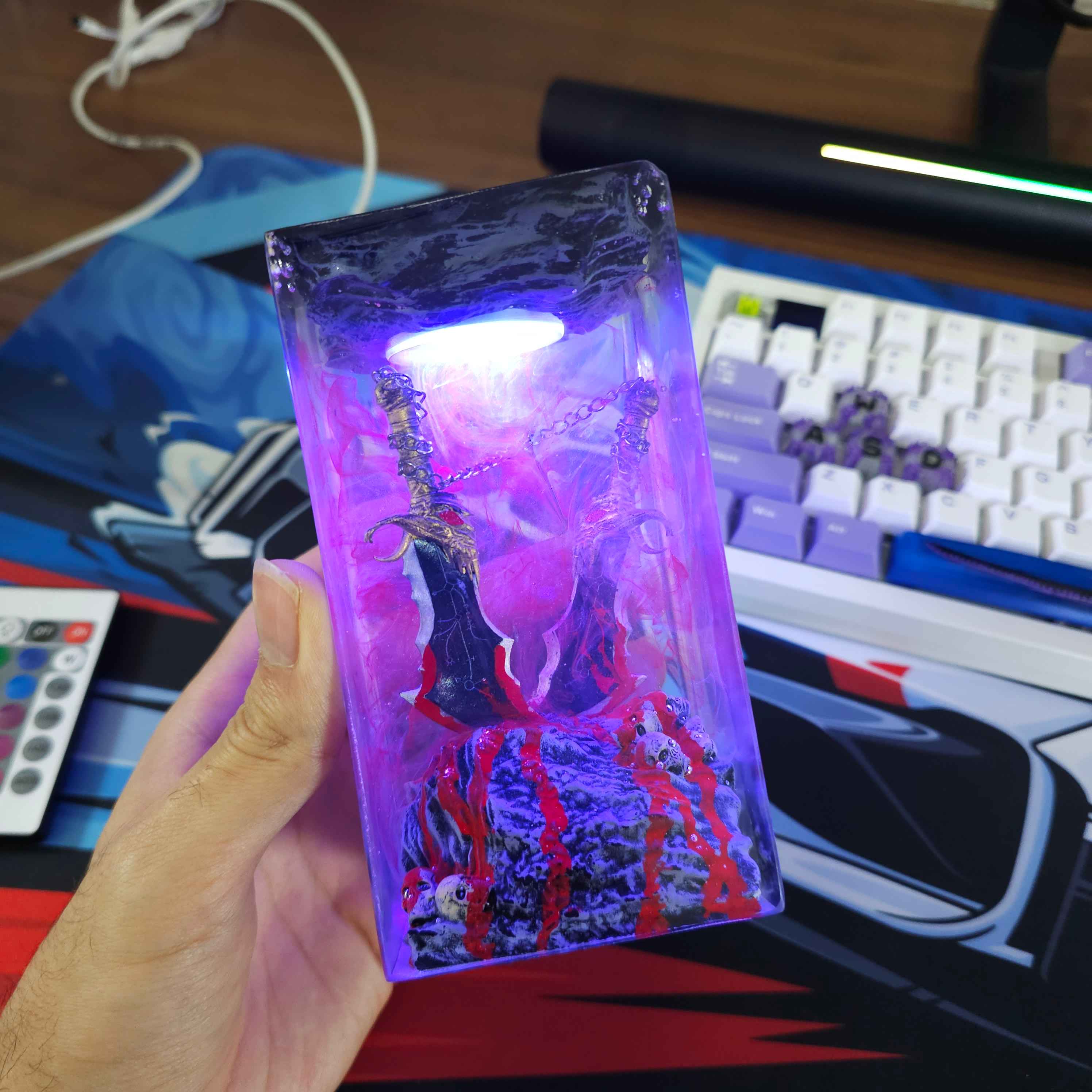 چراغ رزینی کریتوس با دو شمشیر (God of War) Blades of Chaos